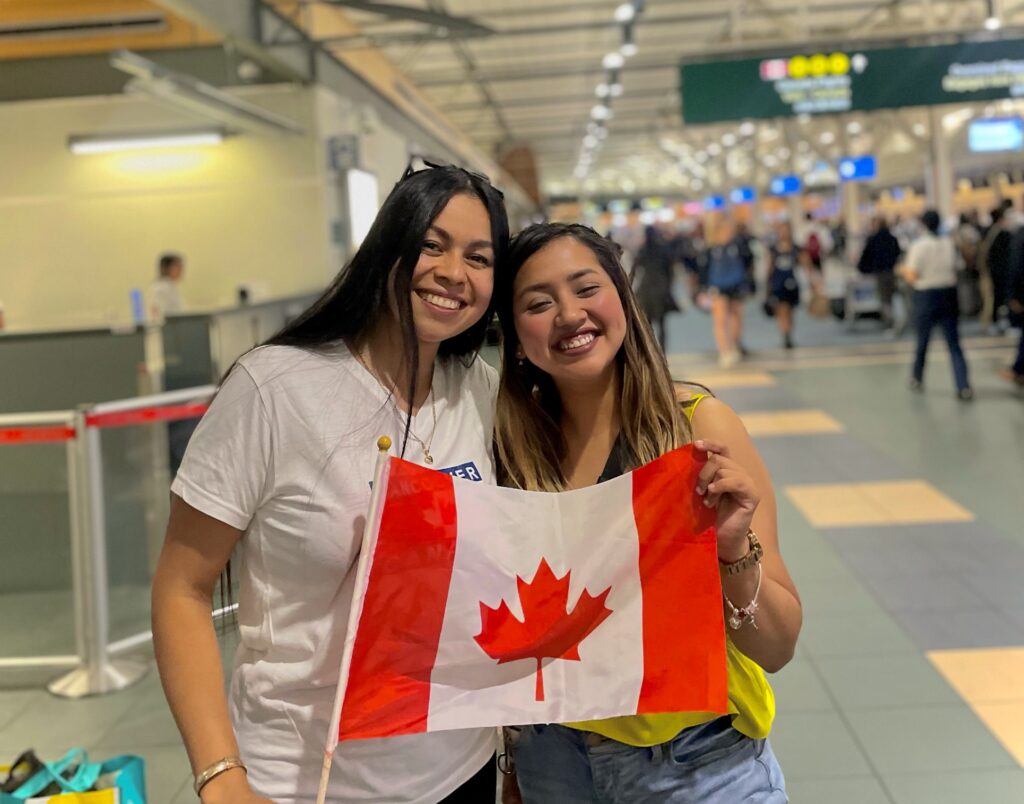 RAZONES PARA MIGRAR A CANADÁ ESTE 2024: Estudiantes Travel Coach en el Aeropuerto Internacional de Vancouver 